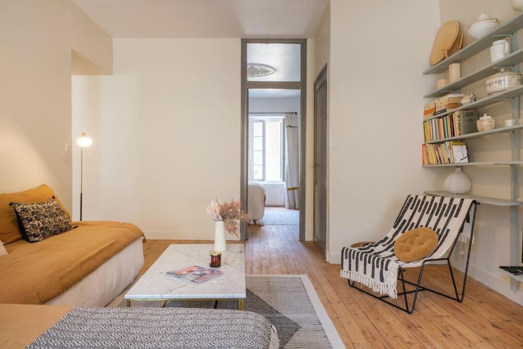 Appartement Avec Son Patio Dans Centre Historique De Bourg Exterior foto