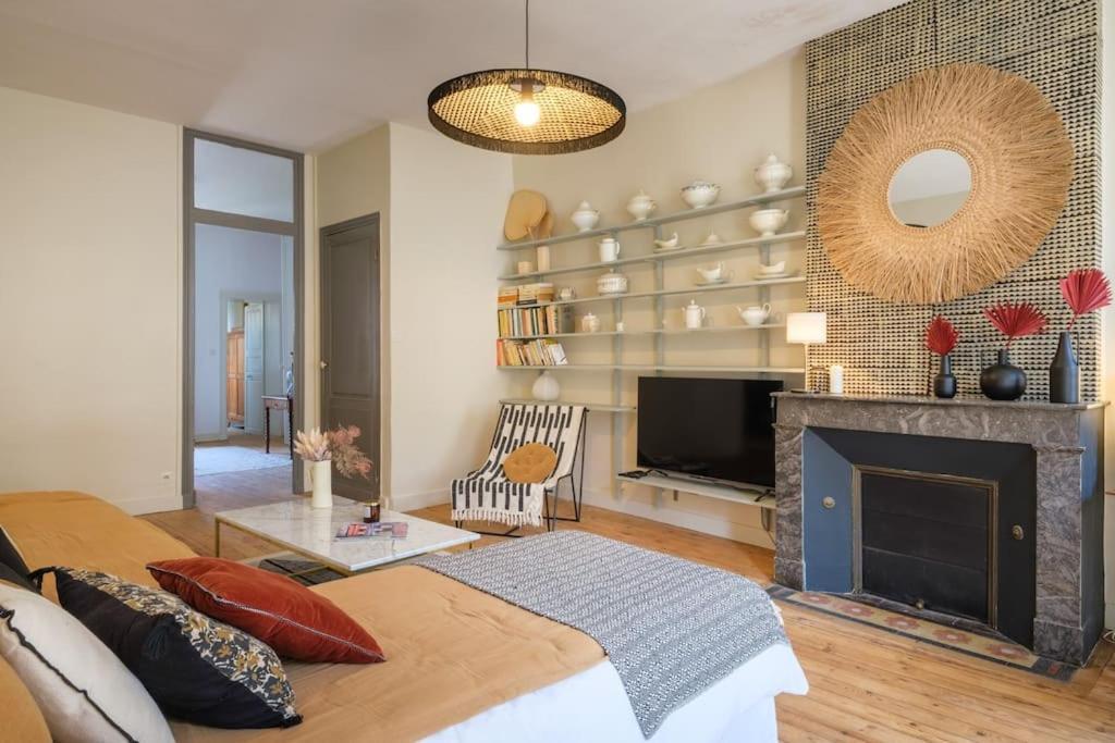 Appartement Avec Son Patio Dans Centre Historique De Bourg Exterior foto